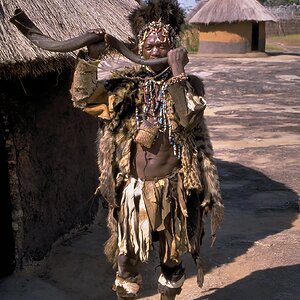 Shona_witch_doctor_(Zimbabwe).jpg