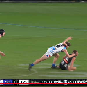 Quarter 4 - Bounce 1 - Image 5 - Collingwood draw tackler then give to Daicos.png