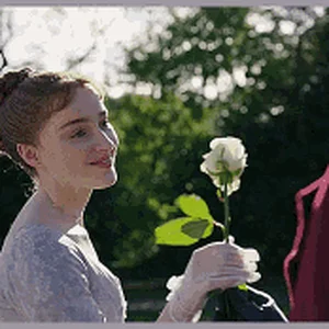 bridgerton-phoebe-dynevor.gif